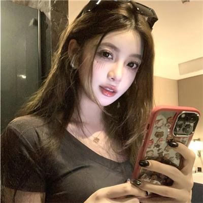 读爱情小说的老人